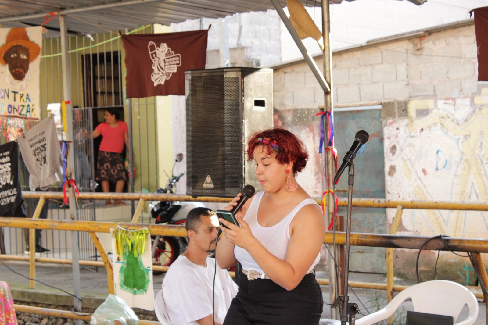 Jovens em atividade cultural