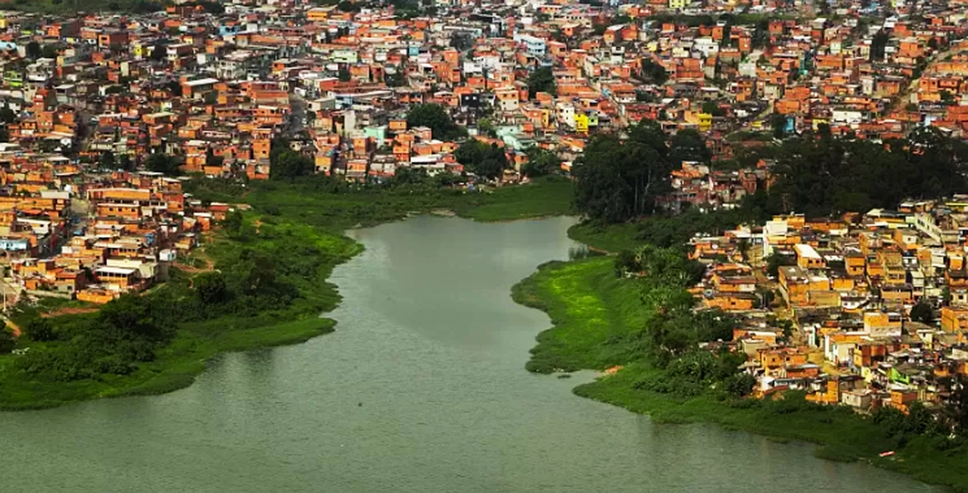 Vista aérea de manancial cercado por casas